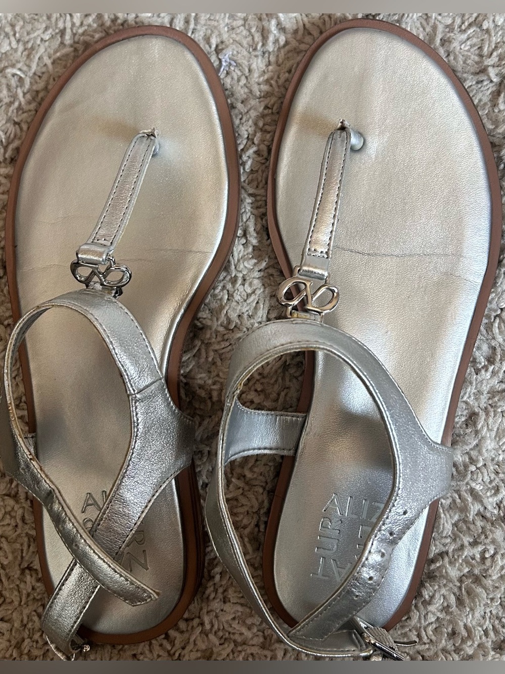 Women’s naturalizer Silver T-Strap Sandals